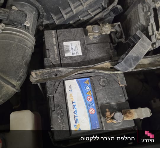 מצבר רכב STARTUP מותקן בתא המנוע של הרכב